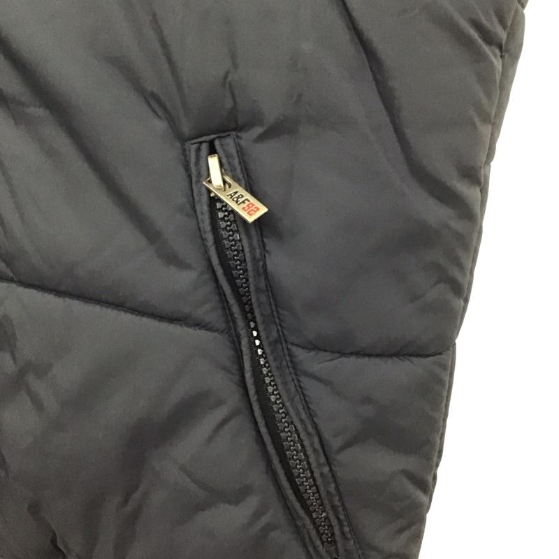 アバクロンビーアンドフィッチ ABERCROMBIE&FITCH ベスト ベスト ジップアップベスト ダウンベスト ノースリーブ M ロゴ、文字 紺 / ネイビー / メンズ USED 古着 中古 10128692