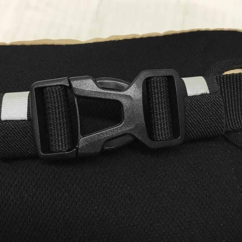 アシックス ASICS ウエストバッグ ウエストバッグ 3033A212 emmi WAISTPOUCH トレーニングバッグ ワンポイント ベージュ / ベージュ / X 黒 / ブラック / レディース USED 古着 中古 10120913