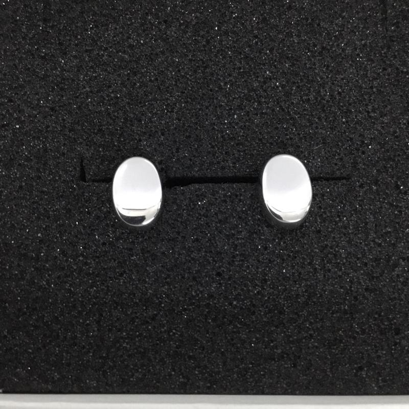 ヒアーズ h eres アクセサリー ピアス 楕円 オーバル 両耳用 箱有 無地 銀 / シルバー / silver color レディース USED 古着 中古 10153882