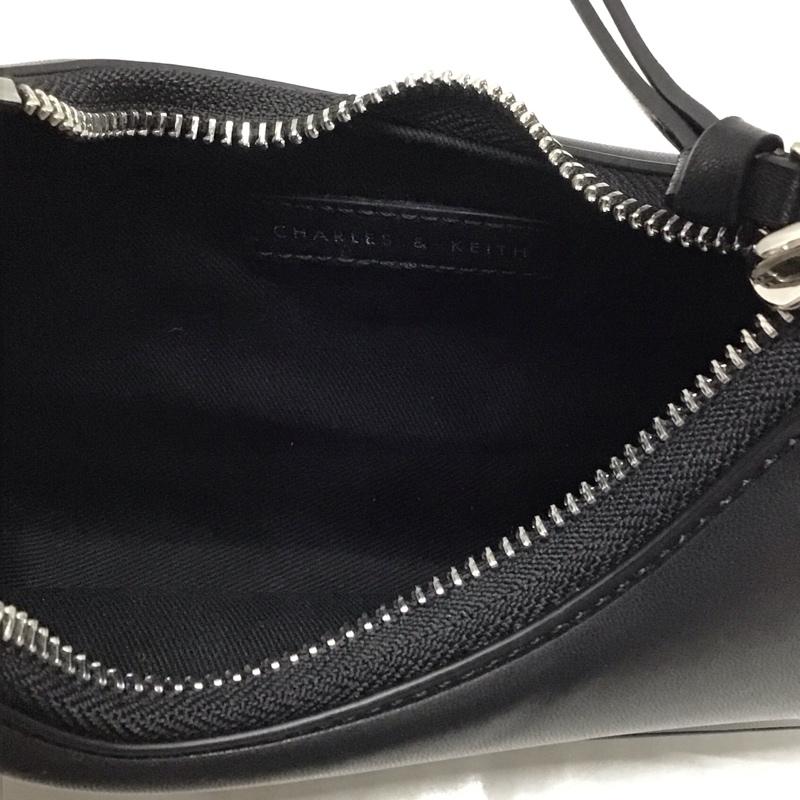 チャールズアンドキース charles&keith ハンドバッグ ハンドバッグ 20271059 ペトラ カーブショルダーバッグ ロゴ、文字 黒 / ブラック / レディース USED 古着 中古 10120212