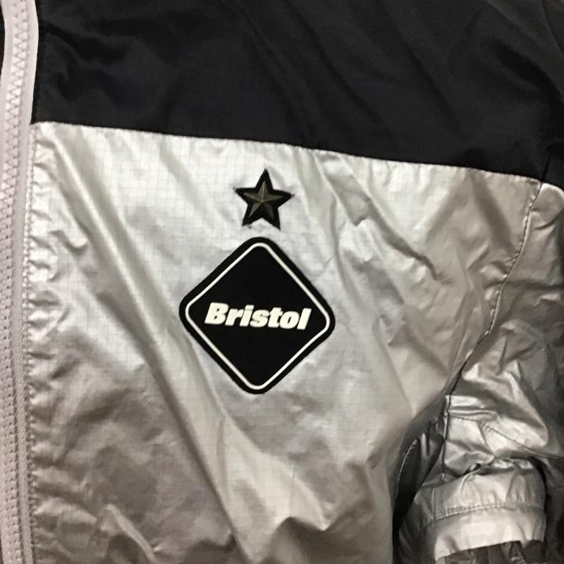エフシーレアルブリストル F.C.Real Bristol ジャケット、上着 ジャンパー、ブルゾン 615018-071 ナイロンジャケット ジャージ スポーツウェア nike M ロゴ、文字 銀 / シルバー / メンズ USED 古着 中古 10123940