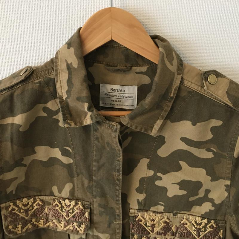ベルシュカ Bershka ジャケット、上着 ジャケット、ブレザー M カモフラージュ柄・迷彩 X 総柄 X 刺繍 カーキ / カーキ / X ベージュ / ベージュ / レディース USED 古着 中古 10016330