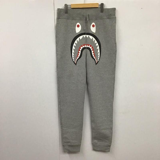 アベイシングエイプ A BATHING APE パンツ ワークパンツ、ペインターパンツ スウェットパンツ ワイドパンツ カジュアルパンツ L ロゴ、文字 灰 / グレー /  メンズ USED 古着 中古 10124116
