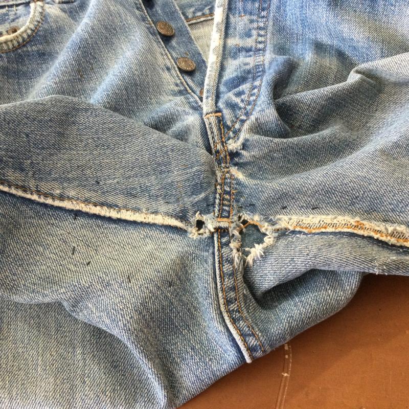 リーバイス Levi s パンツ デニム、ジーンズ 裏リベット刻印6 スモールe クラッシュ・ペイント加工 デニムパンツ ヴィンテージ ジーンズ 31インチ 無地 インディゴ / インディゴ / Indigo メンズ USED 古着 中古 50106558