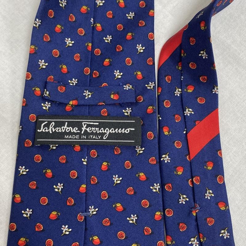 サルヴァトーレフェラガモ Salvatore Ferragamo ネクタイ ネクタイ イタリア製 花 木の実 - 総柄 紺 / ネイビー / navy X 赤 / レッド / red X 白 / ホワイト / white メンズ USED 古着 中古 50116139