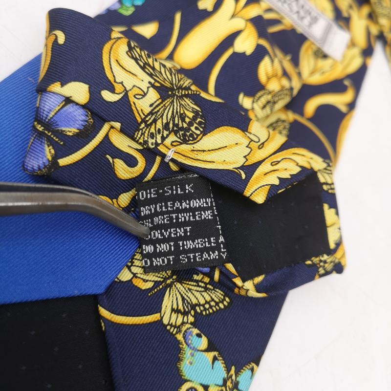 ジャンニヴェルサーチ GIANNI VERSACE ネクタイ ネクタイ 蝶 バロック調 シルク ネクタイ - 黄 / イエロー / yellow X 青 / ブルー / blue X 紺 / ネイビー / navy メンズ USED 古着 中古 50166481