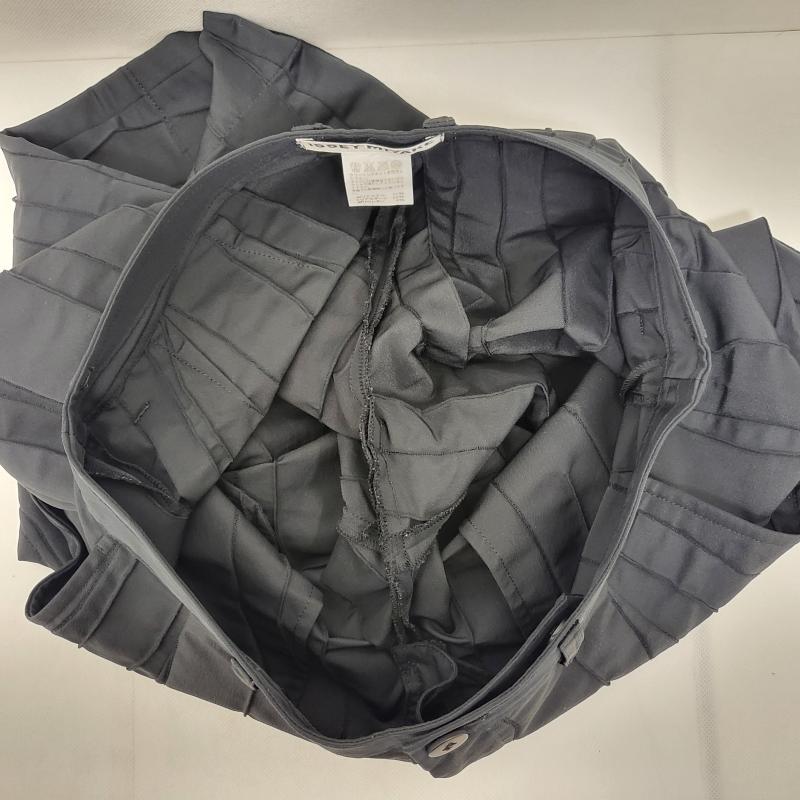 イッセイミヤケ ISSEY MIYAKE パンツ ワークパンツ、ペインターパンツ 3Dジャガードパンツ 立体的 オンプリーツ ジャガード加工 ワイドパンツ IM33FF004 2 黒 / ブラック / black レディース USED 古着 中古 50166731