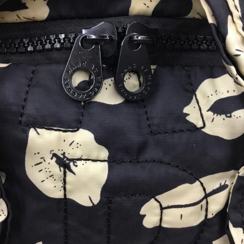 マークバイマークジェイコブス MARC by MARC JACOBS リュックサック、デイパック リュックサック、デイバッグ リップ柄 キルティング ロゴ、文字 黒 / ブラック / X ベージュ / ベージュ / レディース USED 古着 中古 10105985