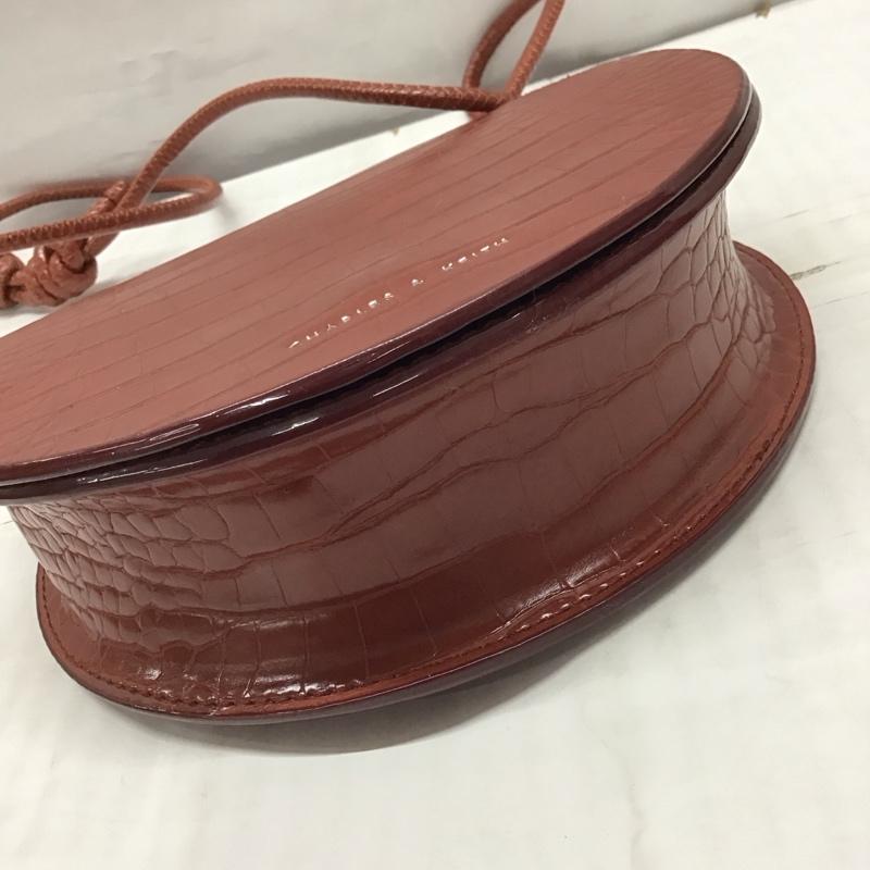 チャールズアンドキース charles&keith ショルダーバッグ ショルダーバッグ 80270295 セミサークル クロックエフェクトクロスボディーバッグ ロゴ、文字 茶 / ブラウン / レディース USED 古着 中古 10120213