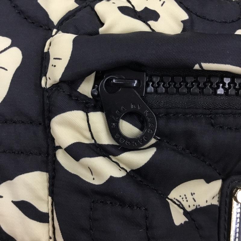 マークバイマークジェイコブス MARC by MARC JACOBS リュックサック、デイパック リュックサック、デイバッグ リップ柄 キルティング ロゴ、文字 黒 / ブラック / X ベージュ / ベージュ / レディース USED 古着 中古 10105985