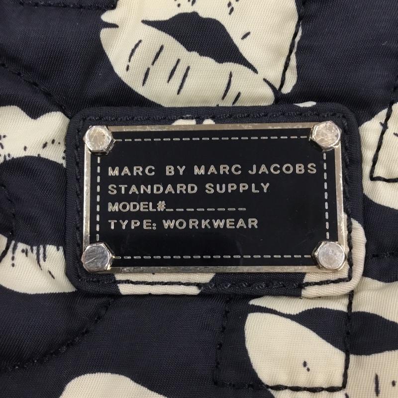 マークバイマークジェイコブス MARC by MARC JACOBS リュックサック、デイパック リュックサック、デイバッグ リップ柄 キルティング ロゴ、文字 黒 / ブラック / X ベージュ / ベージュ / レディース USED 古着 中古 10105985