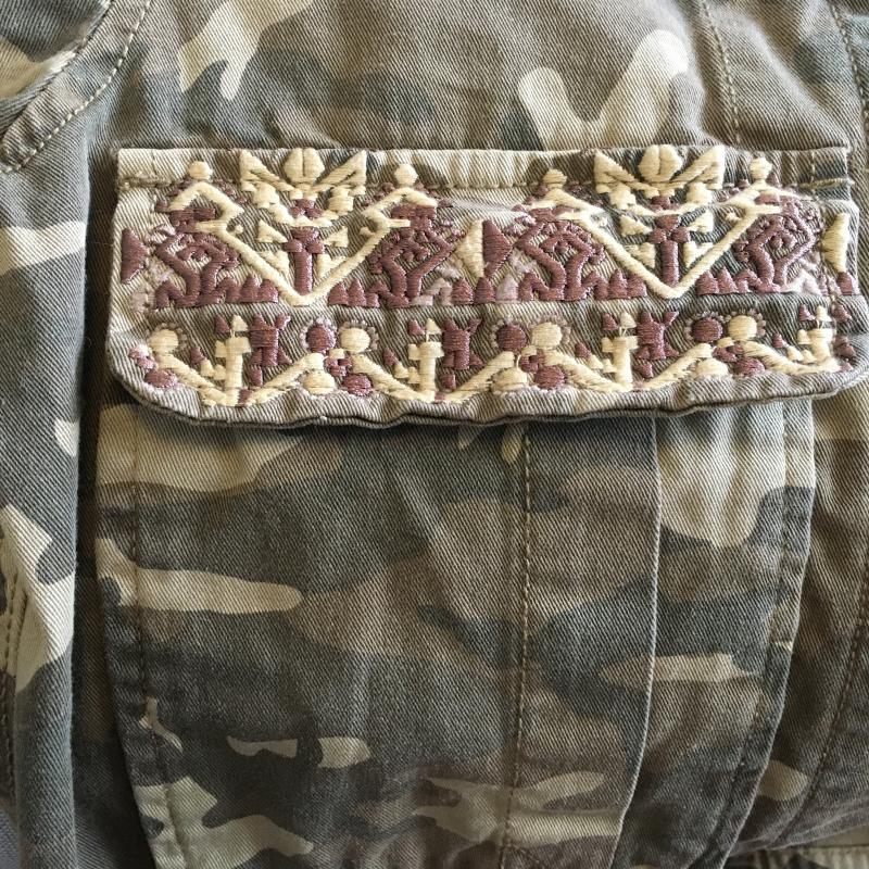 ベルシュカ Bershka ジャケット、上着 ジャケット、ブレザー M カモフラージュ柄・迷彩 X 総柄 X 刺繍 カーキ / カーキ / X ベージュ / ベージュ / レディース USED 古着 中古 10016330