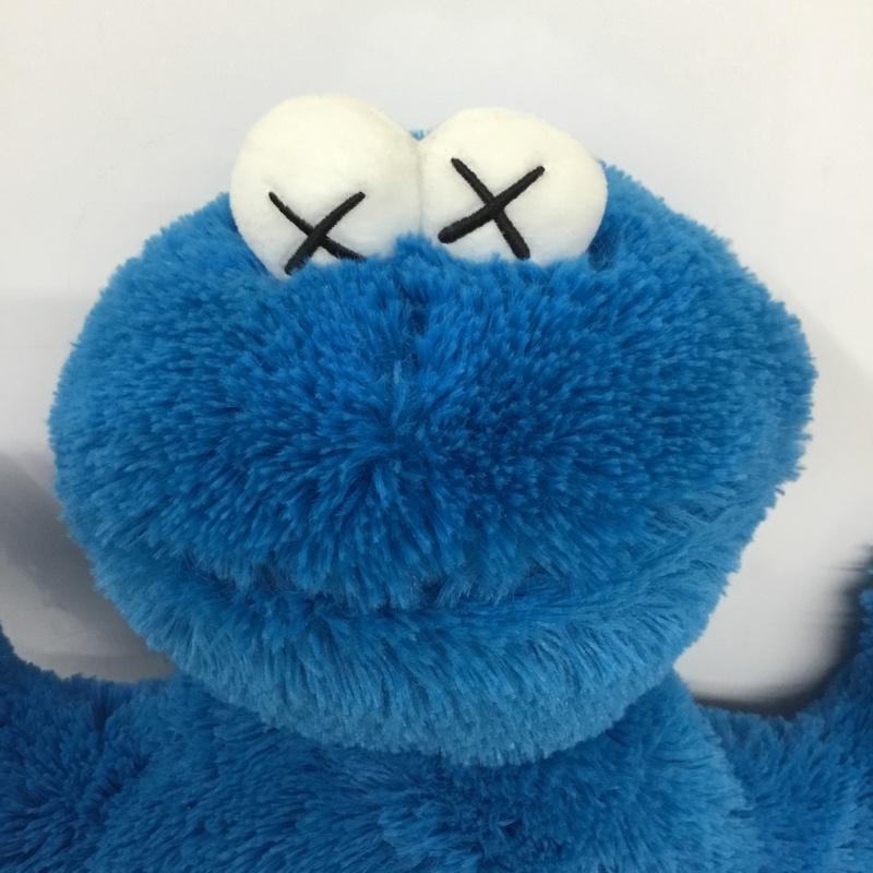 ユニクロ UNIQLO ファッション小物 ファッション小物 361-414920 KAWS x SESAME STREET ぬいぐるみ タグ付き クッキーモンスター キャラクター 青 / ブルー / メンズ USED 古着 中古 10131790