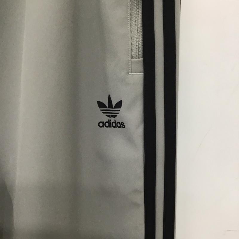アディダス adidas パンツ ワークパンツ、ペインターパンツ ジャージパンツ ワイドパンツ カジュアルパンツ XL ロゴ、文字 灰 / グレー / メンズ USED 古着 中古 10132604