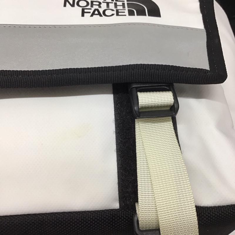 ザノースフェイス THE NORTH FACE メッセンジャーバッグ メッセンジャーバッグ NM81704 BCメッセンジャーバッグ ロゴ、文字 黒 / ブラック / X 白 / ホワイト / メンズ USED 古着 中古 10111775