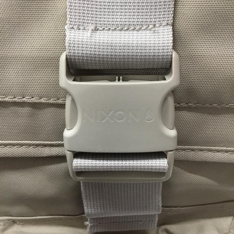 ニクソン NIXON リュックサック、デイパック リュックサック、デイバッグ C2187 SWAMIS BACKPACK ワンポイント ベージュ / ベージュ / X 紺 / ネイビー / メンズ USED 古着 中古 10113715