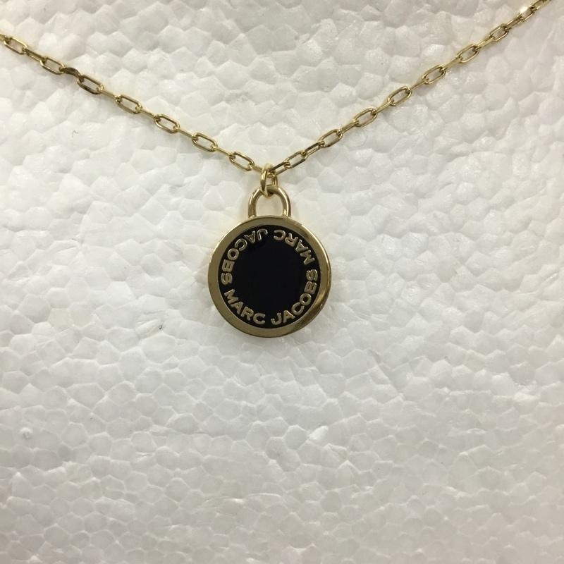 マークジェイコブス MARCJACOBS アクセサリー ネックレス、ペンダント DISC ENAMEL ロゴ、文字 黒 / ブラック / X 金 / ゴールド / レディース USED 古着 中古 10106034