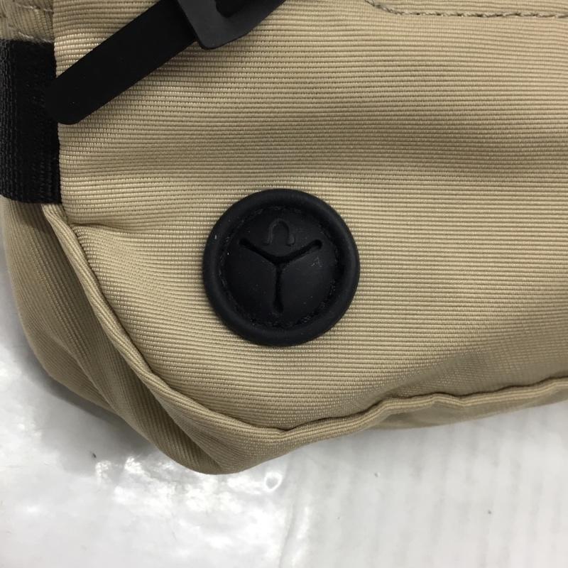 アシックス ASICS ウエストバッグ ウエストバッグ 3033A212 emmi WAISTPOUCH トレーニングバッグ ワンポイント ベージュ / ベージュ / X 黒 / ブラック / レディース USED 古着 中古 10120913