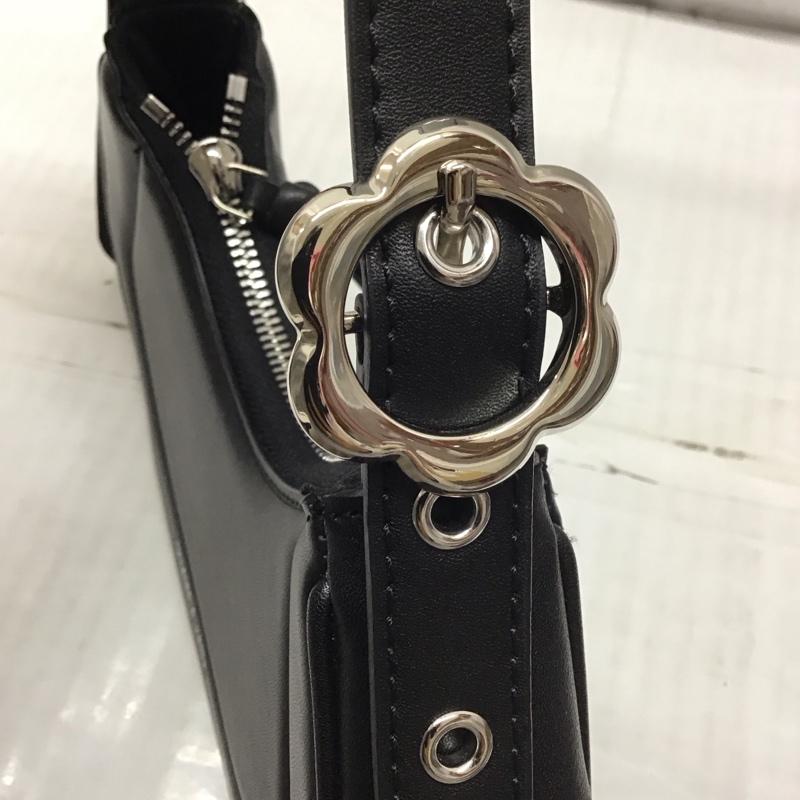 チャールズアンドキース charles&keith ハンドバッグ ハンドバッグ 20271059 ペトラ カーブショルダーバッグ ロゴ、文字 黒 / ブラック / レディース USED 古着 中古 10120212