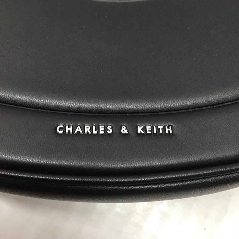 チャールズアンドキース charles&keith ハンドバッグ ハンドバッグ 20271059 ペトラ カーブショルダーバッグ ロゴ、文字 黒 / ブラック / レディース USED 古着 中古 10120212