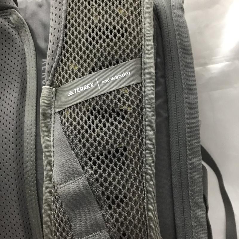 アディダス adidas リュックサック、デイパック リュックサック、デイバッグ HS8007 TERREX and wander メッシュ ロゴ、文字 灰 / グレー / メンズ USED 古着 中古 10106276