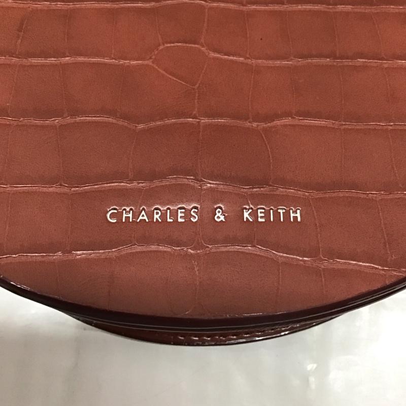 チャールズアンドキース charles&keith ショルダーバッグ ショルダーバッグ 80270295 セミサークル クロックエフェクトクロスボディーバッグ ロゴ、文字 茶 / ブラウン / レディース USED 古着 中古 10120213