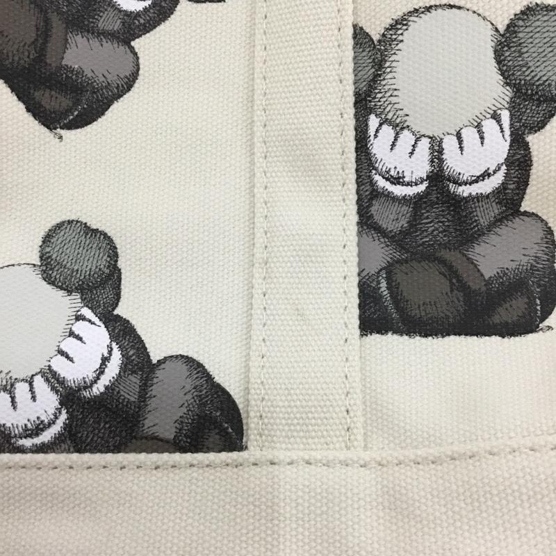 ユニクロ UNIQLO トートバッグ トートバッグ KAWS コラボ キャンバストート キャラクター アイボリー / アイボリー / メンズ USED 古着 中古 10136351