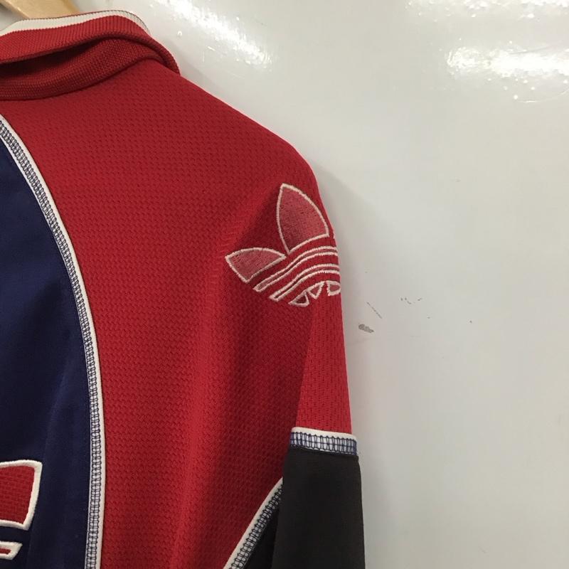 アディダス adidas ジャケット、上着 ジャケット、ブレザー ジップアップジャケット ジャージ スポーツウェア 古着 M ロゴ、文字 黒 / ブラック / X 赤 / レッド / X 紺 / ネイビー / メンズ USED 古着 中古 10137089