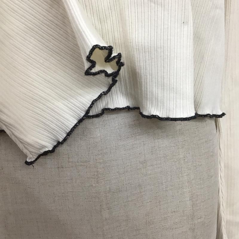 ダブルクローゼット w closet カットソー 長袖 356003 刺繍入りフレアスリーブプルオーバー FREE ロゴ、文字 オフホワイト / オフホワイト / X 黒 / ブラック /  レディース USED 古着 中古 10108410
