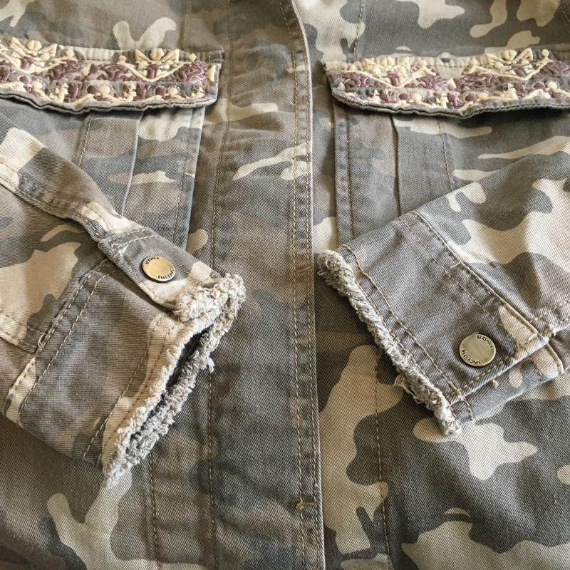 ベルシュカ Bershka ジャケット、上着 ジャケット、ブレザー M カモフラージュ柄・迷彩 X 総柄 X 刺繍 カーキ / カーキ / X ベージュ / ベージュ / レディース USED 古着 中古 10016330
