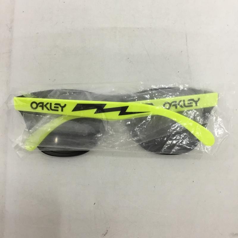 ダブルタップス W)TAPS めがね・サングラス サングラス OAKLEY OO9245-34 FROGSKINS 16SS ロゴ、文字 黒 / ブラック / X 黄 / イエロー / メンズ USED 古着 中古 10132040