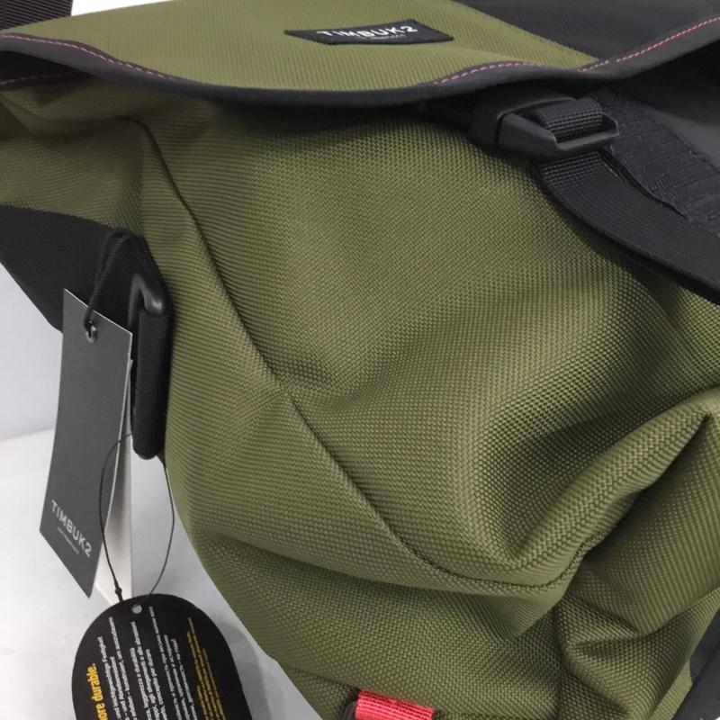 ティンバックツー TIMBUK2 メッセンジャーバッグ メッセンジャーバッグ 1108-4-6426 ショルダーバッグ クラシックメッセンジャー タグ付き ロゴ、文字 カーキ / カーキ / X 黒 / ブラック / メンズ USED 古着 中古 10131890
