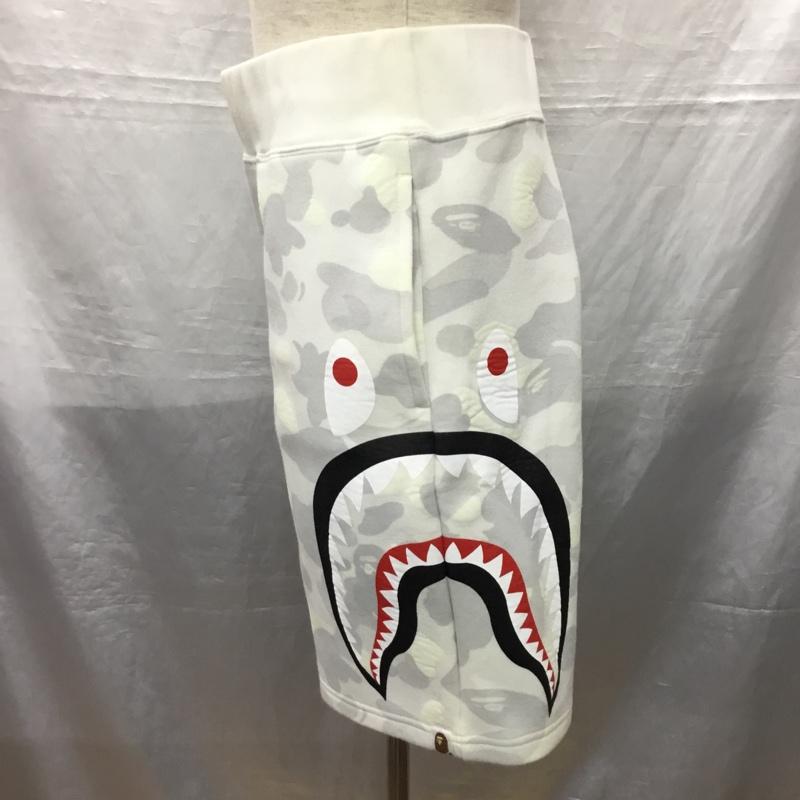 アベイシングエイプ A BATHING APE パンツ ショートパンツ ショートパンツ ハーフパンツ カジュアルパンツ L プリント 白 / ホワイト / X 灰 / グレー /  メンズ USED 古着 中古 10121696