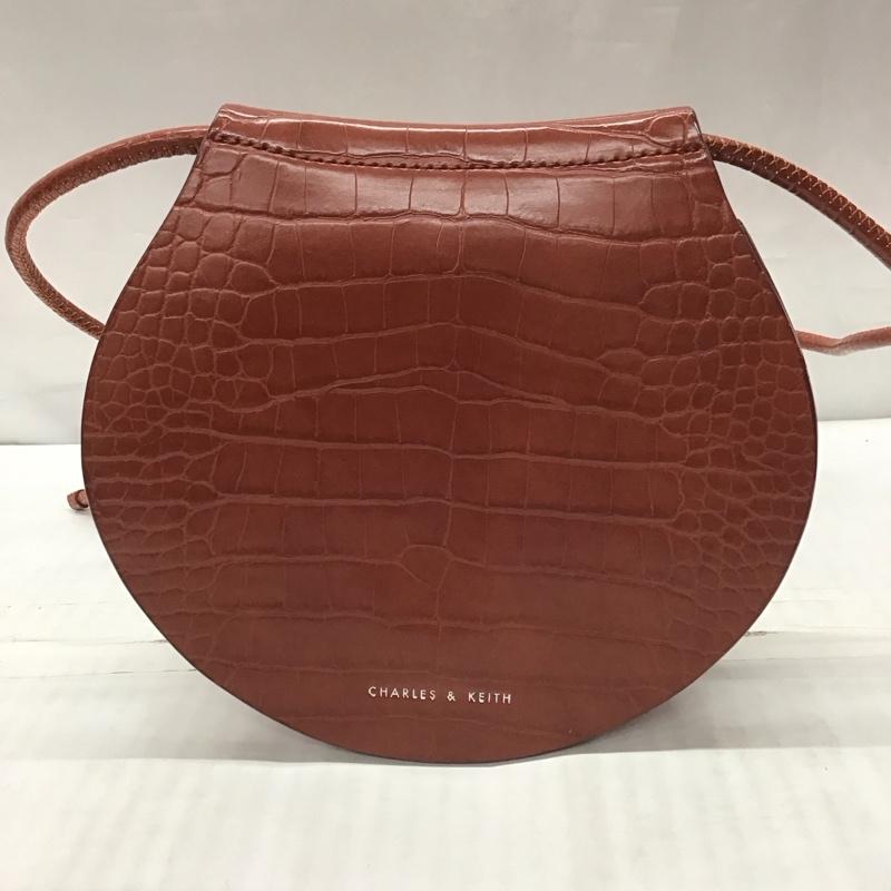 チャールズアンドキース charles&keith ショルダーバッグ ショルダーバッグ 80270295 セミサークル クロックエフェクトクロスボディーバッグ ロゴ、文字 茶 / ブラウン / レディース USED 古着 中古 10120213