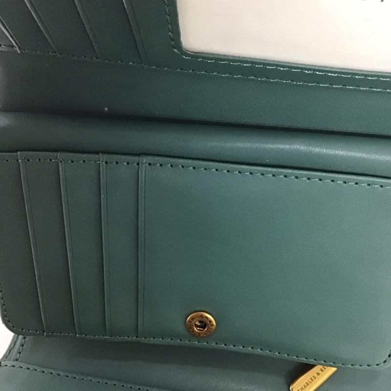 チャールズアンドキース charles&keith 財布 二つ折り メタリックフロントフラップ ロゴ、文字 緑 / グリーン / レディース USED 古着 中古 10134093