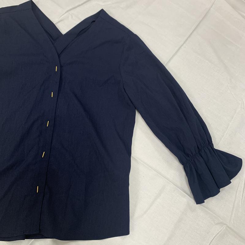 トゥエルブ アジェンダ 12Twelve Agenda シャツ、ブラウス 長袖 Vネックマエアキボタン 9 無地 紺 / ネイビー / レディース USED 古着 中古 10031128