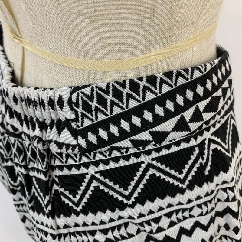 イング INGNI パンツ ショートパンツ M 総柄 白 / ホワイト / X 黒 / ブラック / レディース USED 古着 中古 10042838