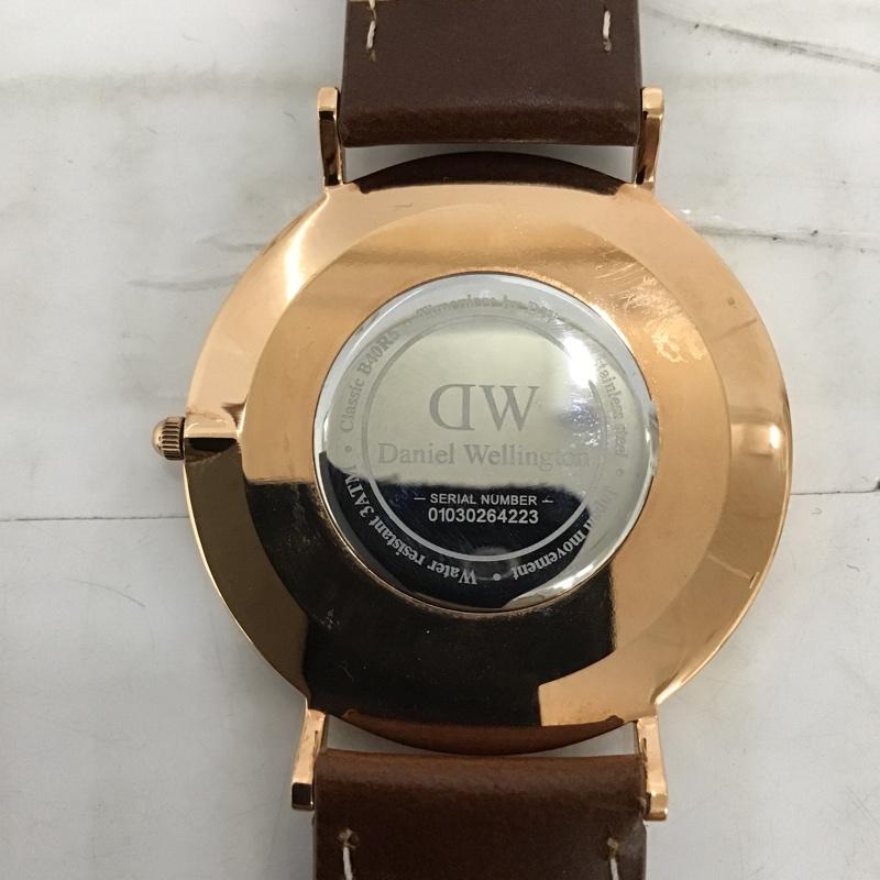 ダニエルウェリントン Daniel Wellington 腕時計 アナログ(クォーツ式) Classic B40R5 レザーベルト 箱有 ロゴ、文字 茶 / ブラウン / X 金 / ゴールド / X 白 / ホワイト / メンズ USED 古着 中古 10095351