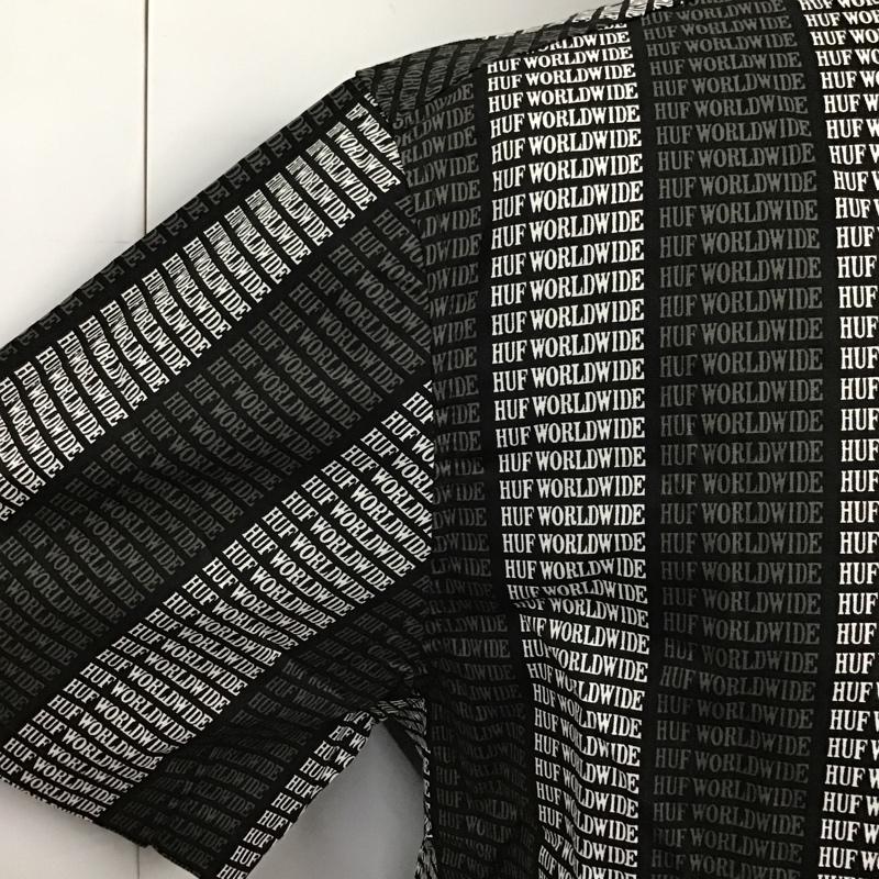 ハフ HUF シャツ、ブラウス 半袖 半袖シャツ カラーシャツ 半袖カットソー プリントシャツ ボタンダウンシャツ M 総柄 X ロゴ、文字 白 / ホワイト / X 黒 / ブラック / X 灰 / グレー / メンズ USED 古着 中古 10102611