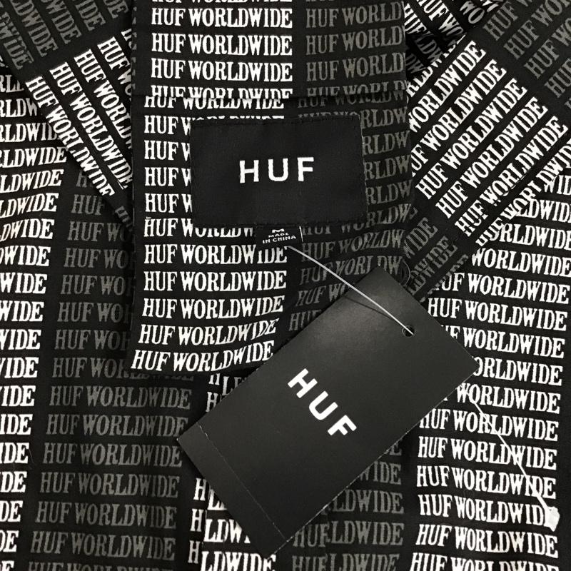 ハフ HUF シャツ、ブラウス 半袖 半袖シャツ カラーシャツ 半袖カットソー プリントシャツ ボタンダウンシャツ M 総柄 X ロゴ、文字 白 / ホワイト / X 黒 / ブラック / X 灰 / グレー / メンズ USED 古着 中古 10102611
