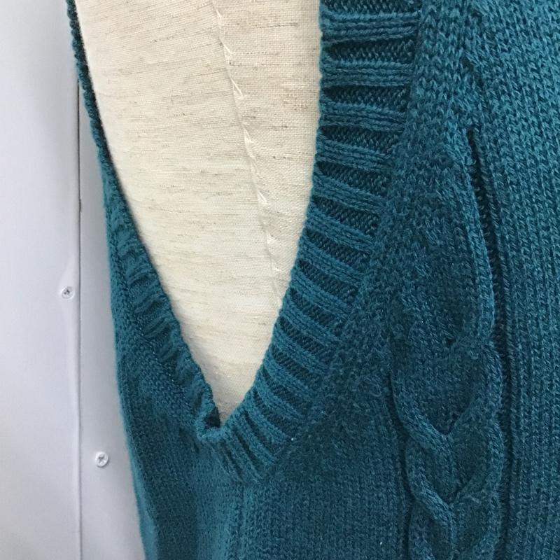 ラコステ LACOSTE ベスト ベスト ニットベスト ノースリーブニット Vネック プルオーバー 3 ロゴ、文字 緑 / グリーン / メンズ USED 古着 中古 10103883