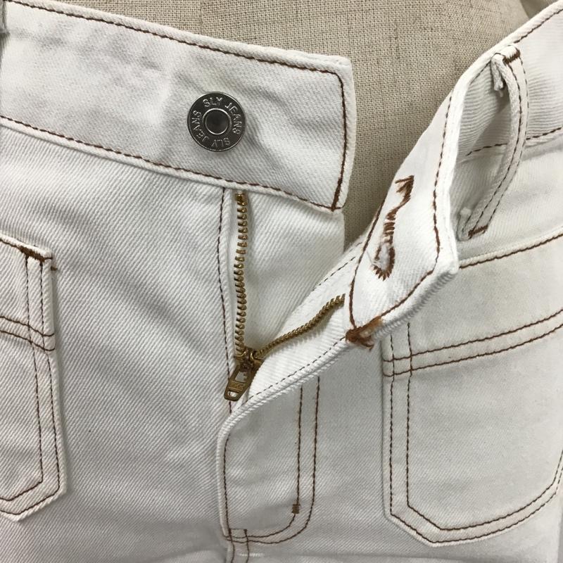 スライジーンズ SLY JEANS パンツ デニム、ジーンズ 030CSM11-3620 BARRYHWCROPPEDFLAREPT-E デニムパンツ ストレートパンツ ワイドパンツ 26インチ 無地 白 / ホワイト /  レディース USED 古着 中古 10104670