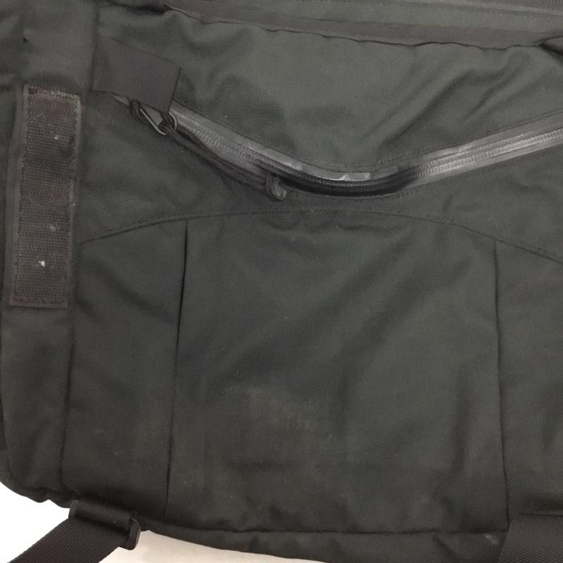 ミステリーランチ MYSTERY RANCH メッセンジャーバッグ メッセンジャーバッグ インベーダー ショルダーバッグ ロゴ、文字 黒 / ブラック /  メンズ USED 古着 中古 10145495