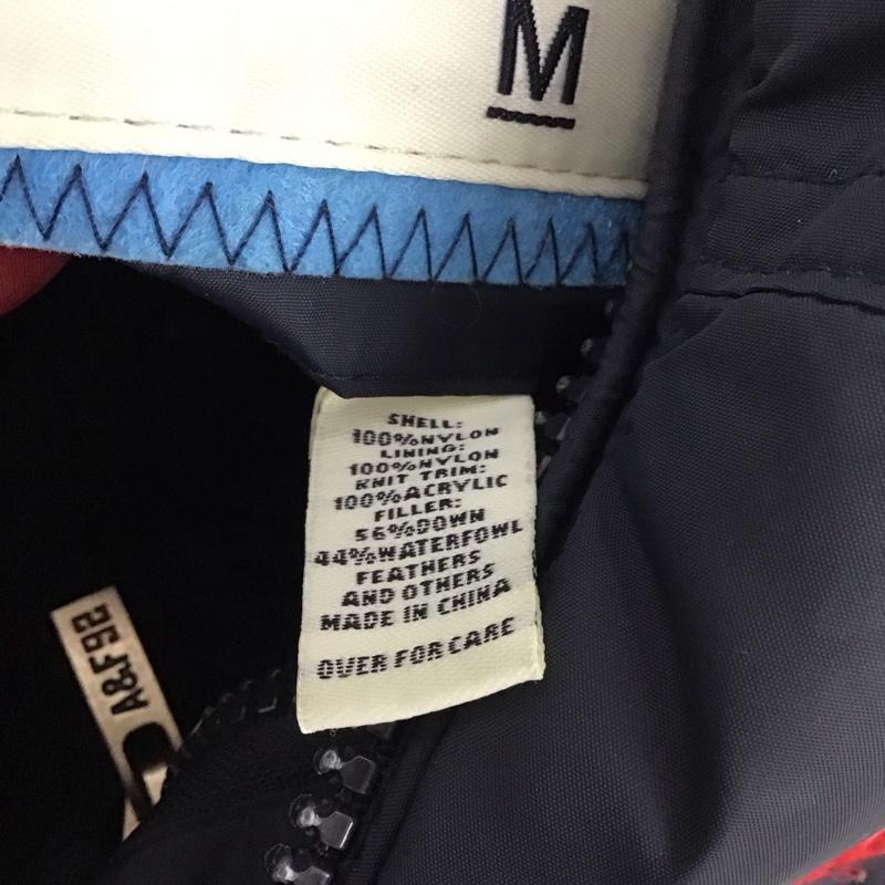 アバクロンビーアンドフィッチ ABERCROMBIE&FITCH ベスト ベスト ジップアップベスト ダウンベスト ノースリーブ M ロゴ、文字 紺 / ネイビー /  メンズ USED 古着 中古 10128692
