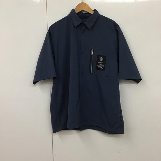 ジーユー GU シャツ、ブラウス 半袖 331-337861 半袖シャツ カラーシャツ アンダーカバー M ロゴ、文字 紺 / ネイビー /  メンズ USED 古着 中古 10130568