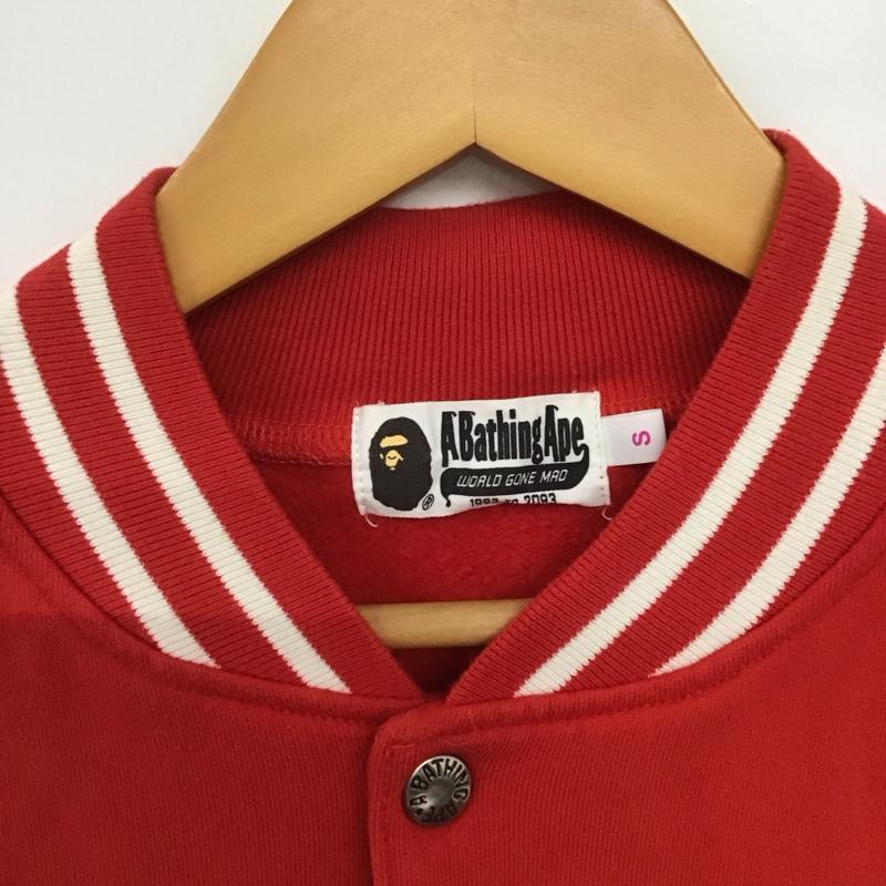 アベイシングエイプ A BATHING APE ジャケット、上着 ジャンパー、ブルゾン スウェット 裏起毛 カレッジロゴ バックプリント S ロゴ、文字 白 / ホワイト / X 赤 / レッド /  レディース USED 古着 中古 10146406