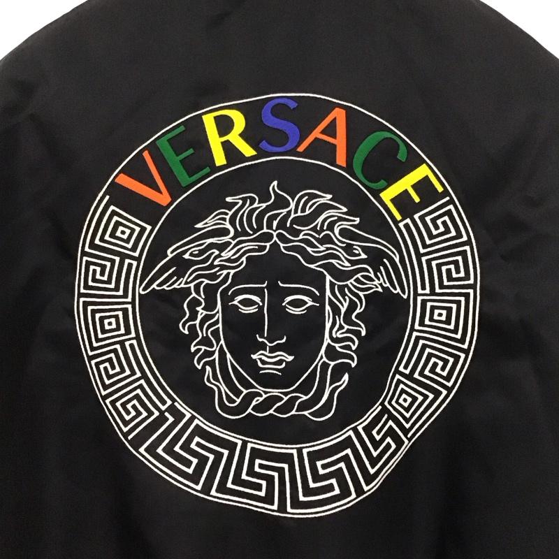 ヴェルサーチ VERSACE ジャケット、上着 ジャケット、ブレザー ジャケット アウター ノーカラージャケット スカジャン 46 ロゴ、文字 黒 / ブラック /  メンズ USED 古着 中古 10133231