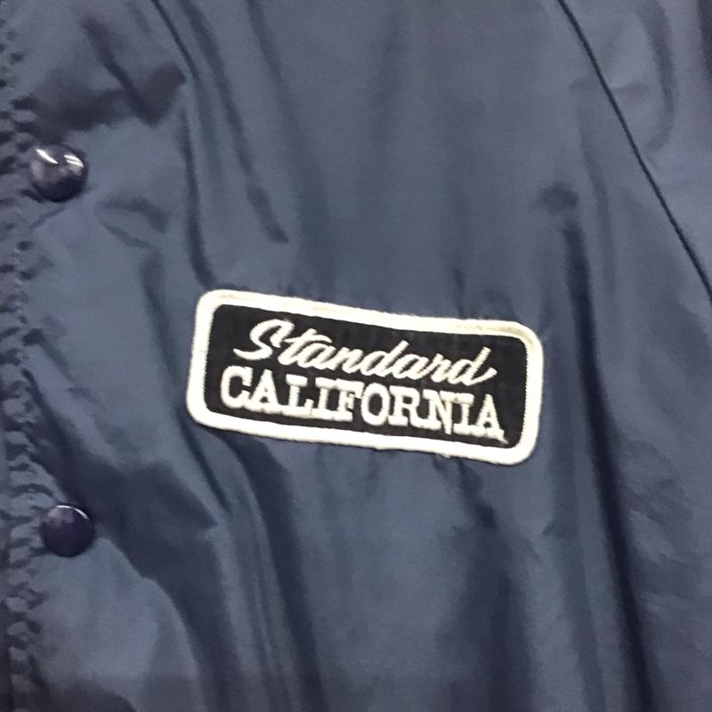 スタンダード カリフォルニア STANDARD CALIFORNIA ジャケット、上着 ジャンパー、ブルゾン ナイロンジャケット カジュアルジャケット アウター M ロゴ、文字 紺 / ネイビー /  メンズ USED 古着 中古 10139890