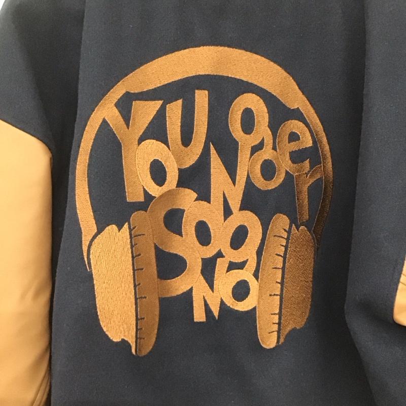 ヤンガーソング Younger Song ジャケット、上着 ジャケット、ブレザー スタジャン アウター 古着 前ボタン M ロゴ、文字 紺 / ネイビー /  メンズ USED 古着 中古 10141383