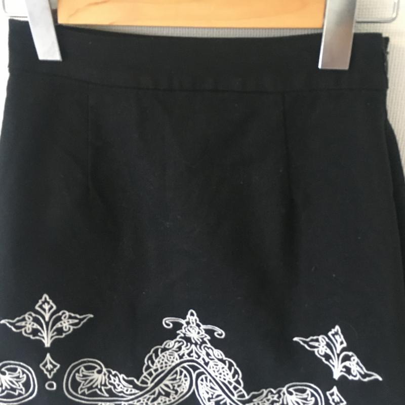ムルーア MURUA スカート ミニスカート 1 無地 X 刺繍 黒 / ブラック / X 白 / ホワイト /  レディース USED 古着 中古 10012655